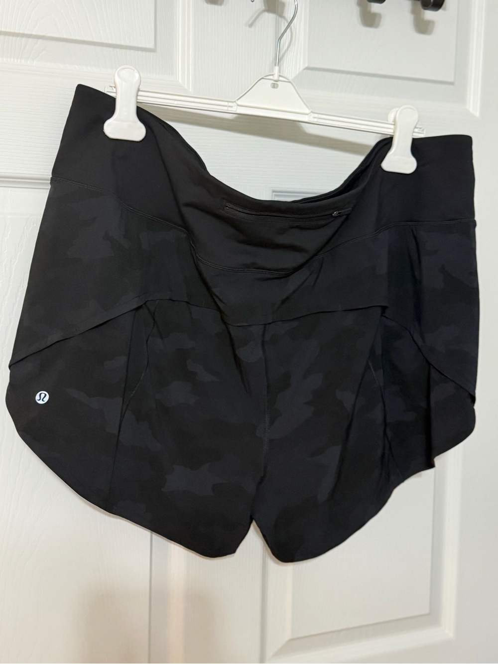 lululemon athletica Black Track That mid rise lined shorts women’s 20 camo